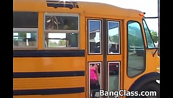 Une Prof Séduit Une Étudiante Mineure Dans Un Bus