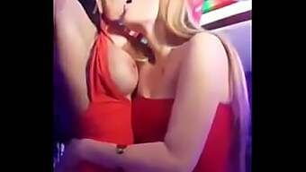 Elisa Sanches Poljubi Seksi Blond Dekle V Lezbičnem Videu