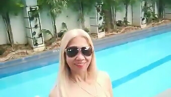 Madre Rubia Tetona Y Seductora Disfrutando De Sus Vacaciones