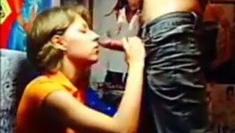 Video Tự Làm Của Một Cô Gái Trẻ Nhận Được Một Blowjob Với Một Mặt