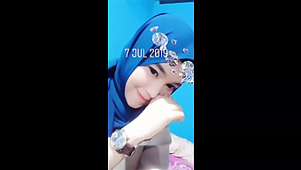 Indonesian Beauty Dances Seductively On Bigo Live