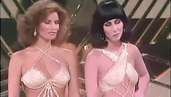 Två Ikoniska Kvinnor, Cher Och Raquel Welch, Visar Upp Sin Sensualitet I En Retrovideo Från 1975