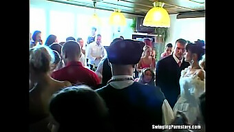 Gli Ospiti Del Matrimonio Si Impegnano In Un'Orgia Selvaggia In Pubblico