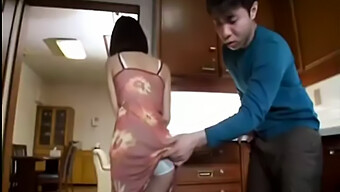 Eine Reife Asiatische Frau Verführt Den Freund Ihres Stiefsohns In Einem Japanischen Video