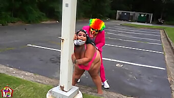 Jaidynvenus, Een Rondborstige Schoonheid, Hunkerde Naar Gratis Clownseks En Kwam Gibby De Clown Tegen