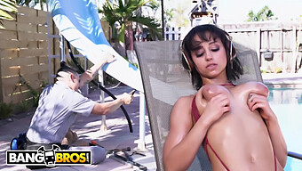 Busty Skönhet Marilyn Mansion Kräver Kuk I Denna Fantastiska Video