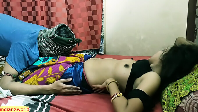 La joven esposa india atrapada engañando es disciplinada en un encuentro caliente