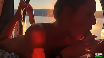 Vue POV d'une rencontre sexuelle sauvage dans un nouveau camping-car