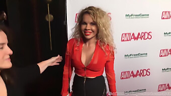 エミー・デムールとブリジット・bが、2018年のavnアワードレッドカーペットで魅了される!