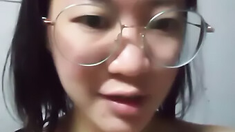 Una Giovane Ragazza Asiatica Esplora I Suoi Desideri In Un Video Fatto In Casa Da Sola. Non Perdere Questo Spettacolo Bollente!