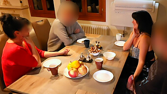 Riesige Deutsche Milf Mit Schwanz Bekommt Öffentlichen Handjob Und Blowjob In Einem Restaurant