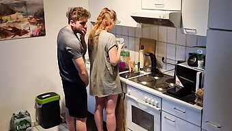 Fast Erwischt: Teen-Stiefschwester Und Ich Haben Hardcore-Sex Vor Der Party