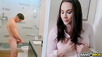 Store Pupper Og Stor Kuk: Cougar-Stemor Chanel Preston Fanget På Badet