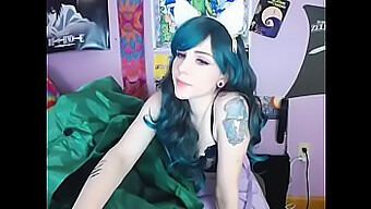 Srčkana 18+ Najstniška Catgirl Se Draži Na Spletu