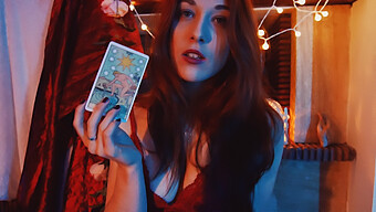 Roodharige Tiener Begeleidt Je Door Een Sensuele Tarot Lezing