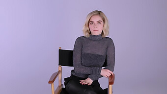 Kiernan Shipka ที่น่ารักกล้าช่วยตัวเองในกล้อง