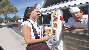 La Teenager Americana Fa Sostituire Il Suo Gelato Con Un Grosso Cazzo