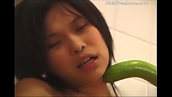 การช่วยตัวเองเดี่ยวของ Emma Cucumber วัยรุ่นเอเชียตัวเล็ก