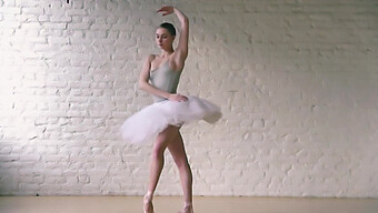 Màn Trình Diễn Đam Mê Của Một Vũ Công Ballet Châu Âu