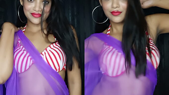 La Snella Asiatica Rekha Boi Si Spoglia Fino Alla Lingerie Seducente