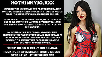 Spiderman-jurk en diep anaal spelen met dildo en prolaps in hete en kinky video