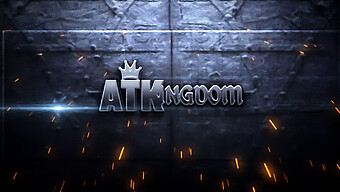 Atk الشقراء المملوءة بالكريم تأخذ صفعة الكرة في وضع النقطة الثالثة