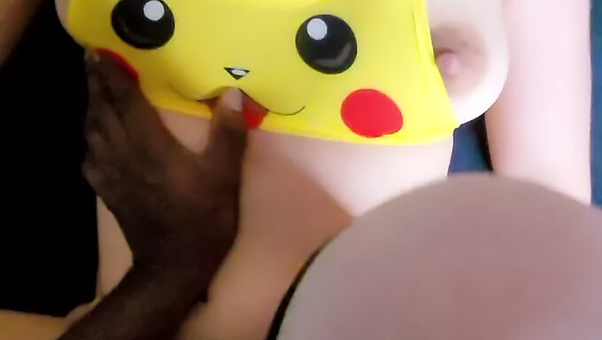 Garota francesa em traje de Pikachu fica excitada fodendo