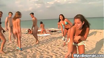 Encuentro Caliente Con Una Chica Universitaria En El Dormitorio De La Playa