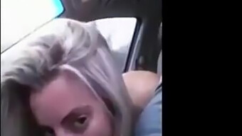 Amateur Blondine gibt Auto Blowjob und schluckt Sperma