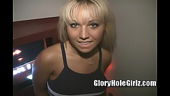 Jasmine, kouřící horká 19letá dívka s blond vlasy a opálením, navštíví gloryhole pro divoké sexuální setkání