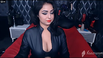 امرأة مهيمنة تدخن بينما تهيمن على شريكها الخاضع