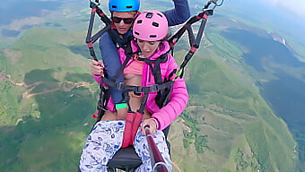 Paragliding และการเย็ดหีนําไปสู่การถึงจุดสุดยอดน้ําพุ่งที่รุนแรง