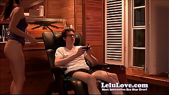 Lelu Love disfruta de un juguetón caliente con su novia gamer en casa