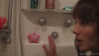 Nadin Hengir Seg Til Solospill På Badet I En Het Video.