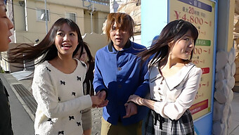 Kotomi Asakura Et Ses Amies Profitent D'Une Orgie Avec Un Mec Qui Suce Aussi Un Autre Mec