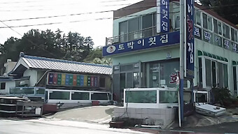 18+ 청소년이 어린 어머니 포르노에서 블로우잡과 섹스를 합니다