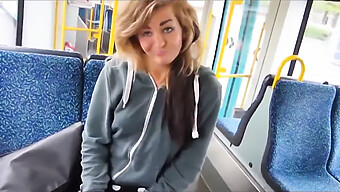 Une Fille Coquine Se Masturbe Dans Le Métro