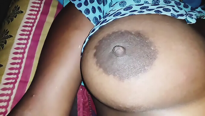 Uma mulher indiana quente arrancando sua vagina raspada