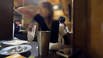 Vídeo caseiro autêntico de uma mulher japonesa esbelta em um bar