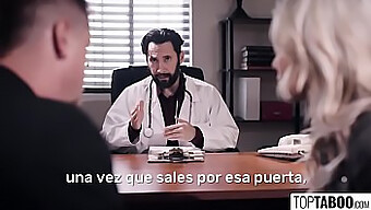 Pareja Embarazada Recibe Ayuda Del Médico A Cambio De Sexo