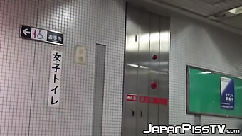 Tokyo-Damen Beim Wasserlassen Auf Einer Toilette Vor Der Kamera Erwischt