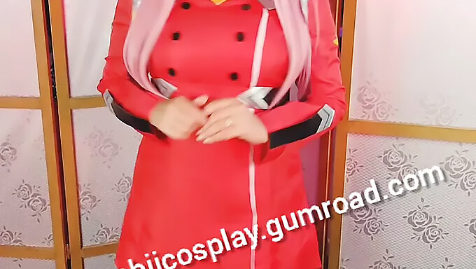 Les seins naturels et les gros seins de Zerotwo en cosplay de Noël