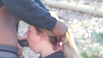 Une super pipe d'une femme blonde aux courbes généreuses en plein air