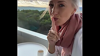 Amateur Deutsche Blondine Masturbiert Auf Hotelbalkon In Der Öffentlichkeit Zum Orgasmus