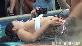 Sexy College-Mädchen Präsentieren Ihre Vorzüge Im Pool-Party-Twerk-Wettbewerb