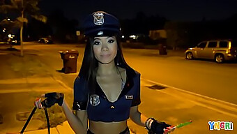 Vina Sky, Une Adolescente Asiatique, Se Fait Baiser En Tenue De Filet Pour Halloween