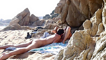 Un Momento Íntimo De Pareja En La Playa Capturado Frente A La Cámara