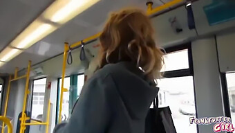 In Frankfurt Verwöhnt Sich Ein Deutscher Mann In Einer Straßenbahn