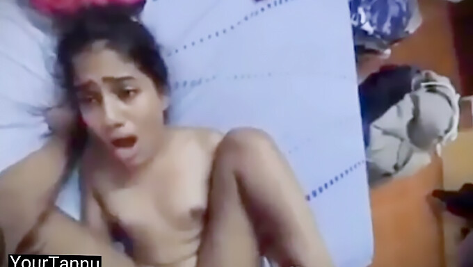 Una actriz pakistaní y su novio se involucran en sexo hardcore en una habitación de hotel, capturados y filtrados con audio claro en hindi