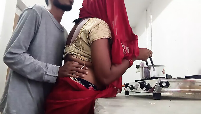 Une ado indienne devient coquine dans la cuisine d'un ami